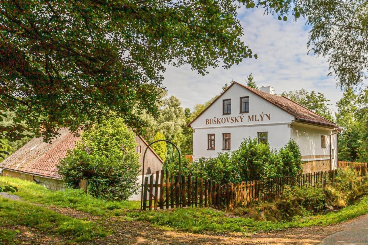 Buskovsky Mlyn 1580 Hotell Dolní Bousov Exteriör bild