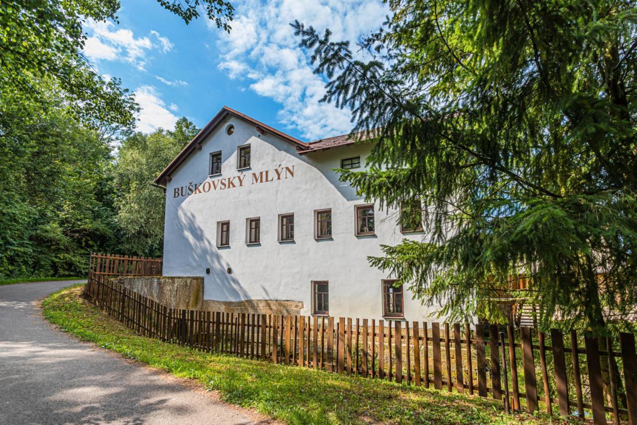 Buskovsky Mlyn 1580 Hotell Dolní Bousov Exteriör bild