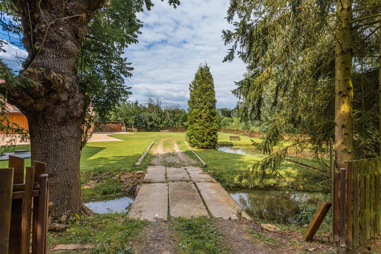 Buskovsky Mlyn 1580 Hotell Dolní Bousov Exteriör bild