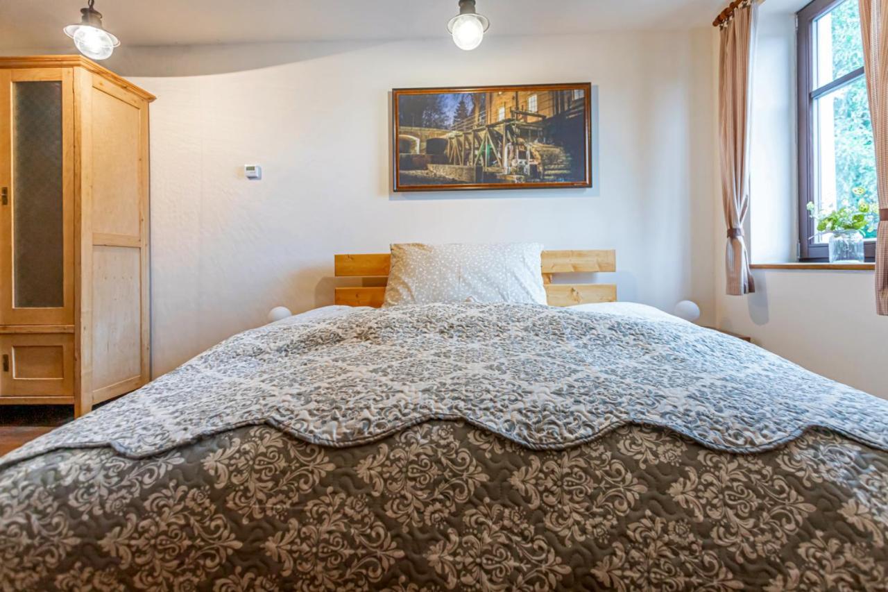 Buskovsky Mlyn 1580 Hotell Dolní Bousov Exteriör bild
