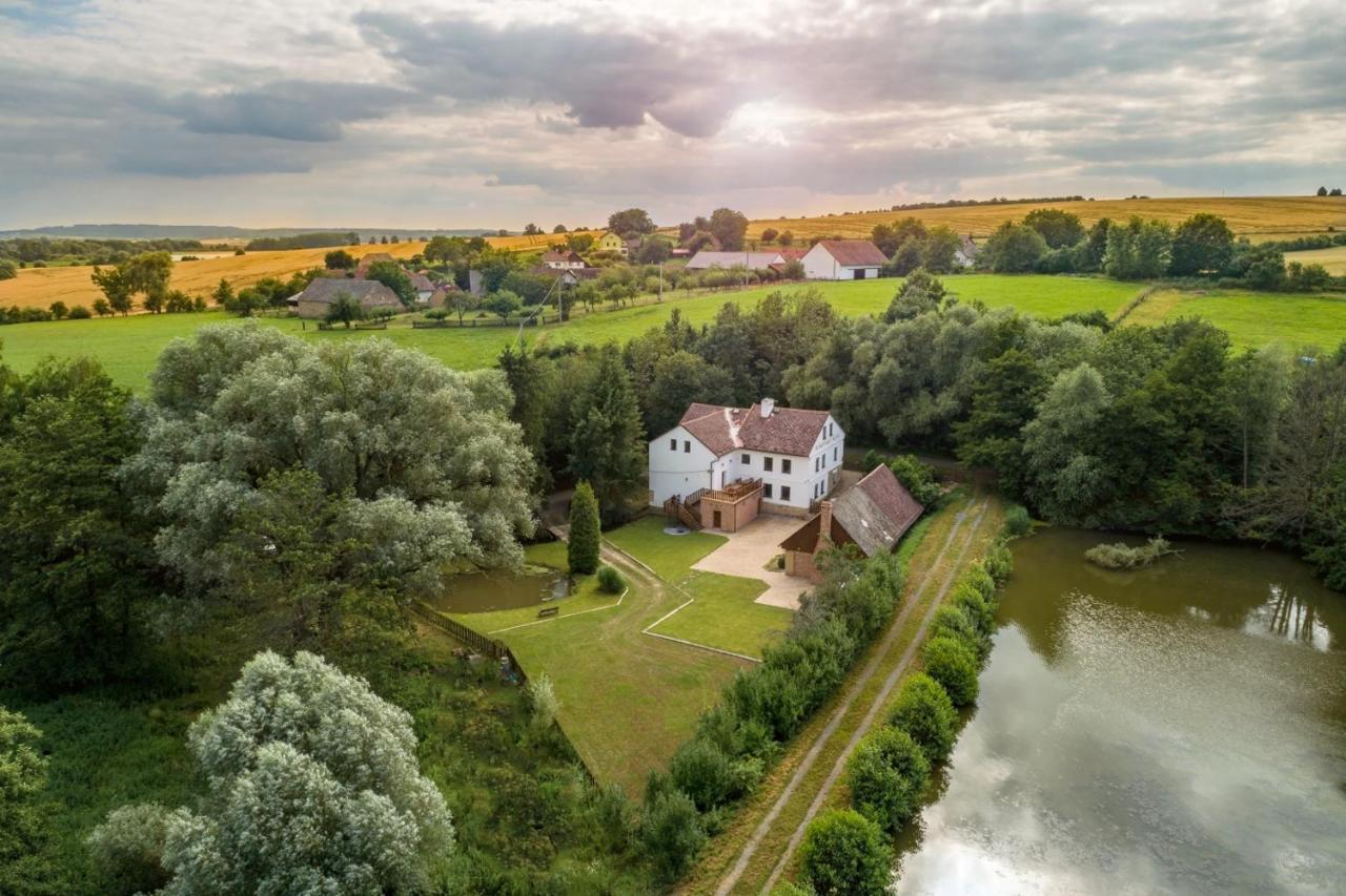 Buskovsky Mlyn 1580 Hotell Dolní Bousov Exteriör bild