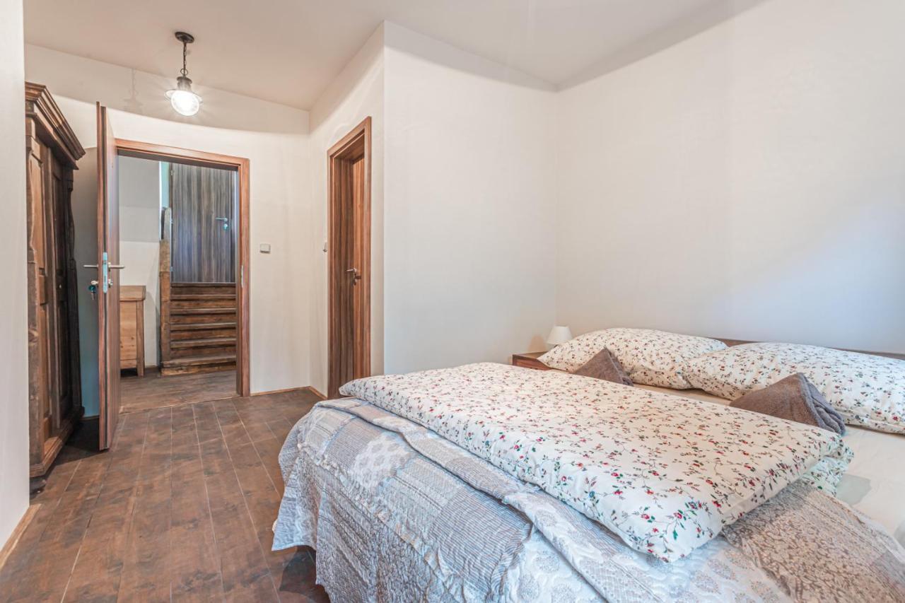Buskovsky Mlyn 1580 Hotell Dolní Bousov Exteriör bild