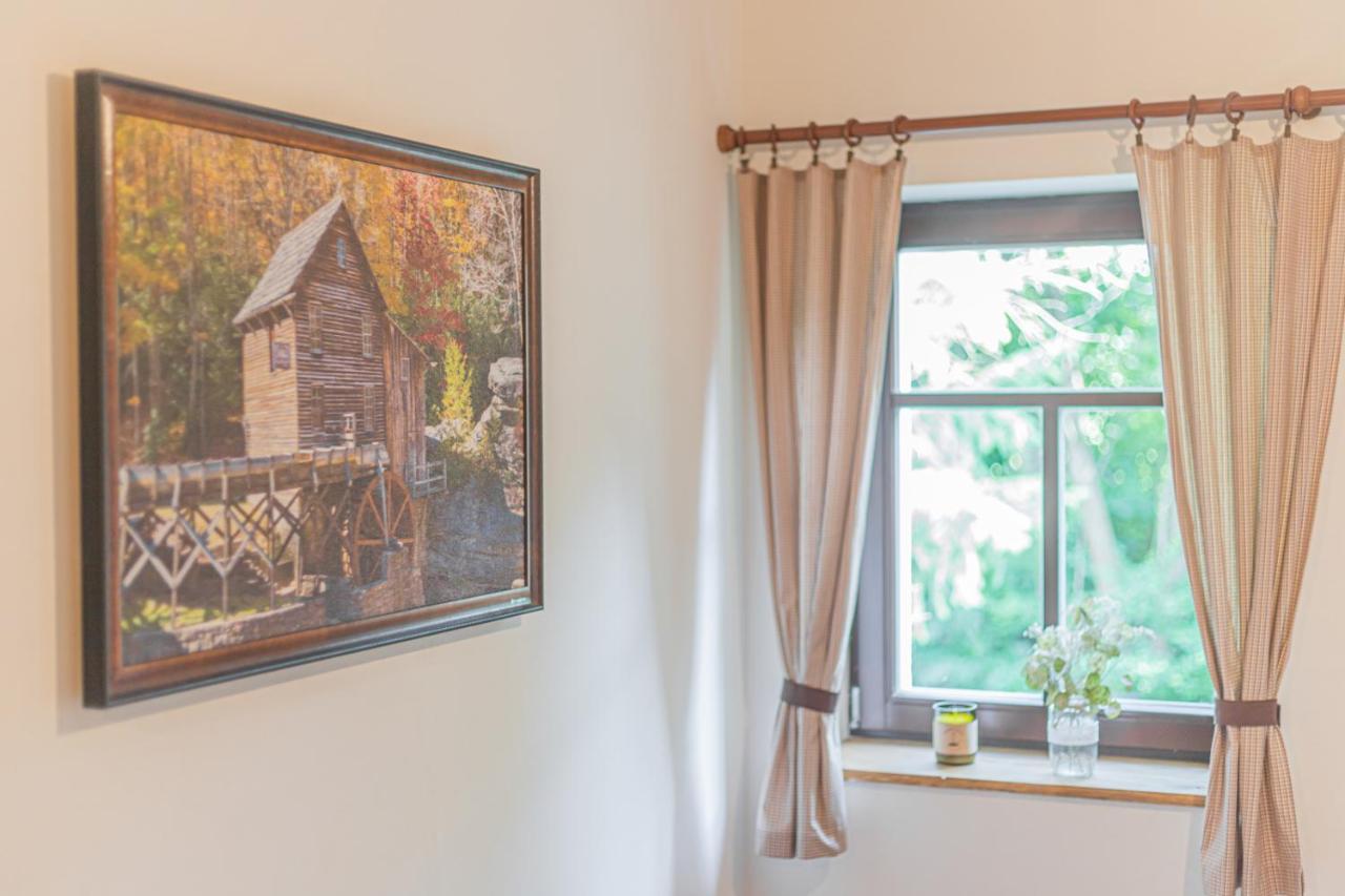 Buskovsky Mlyn 1580 Hotell Dolní Bousov Exteriör bild