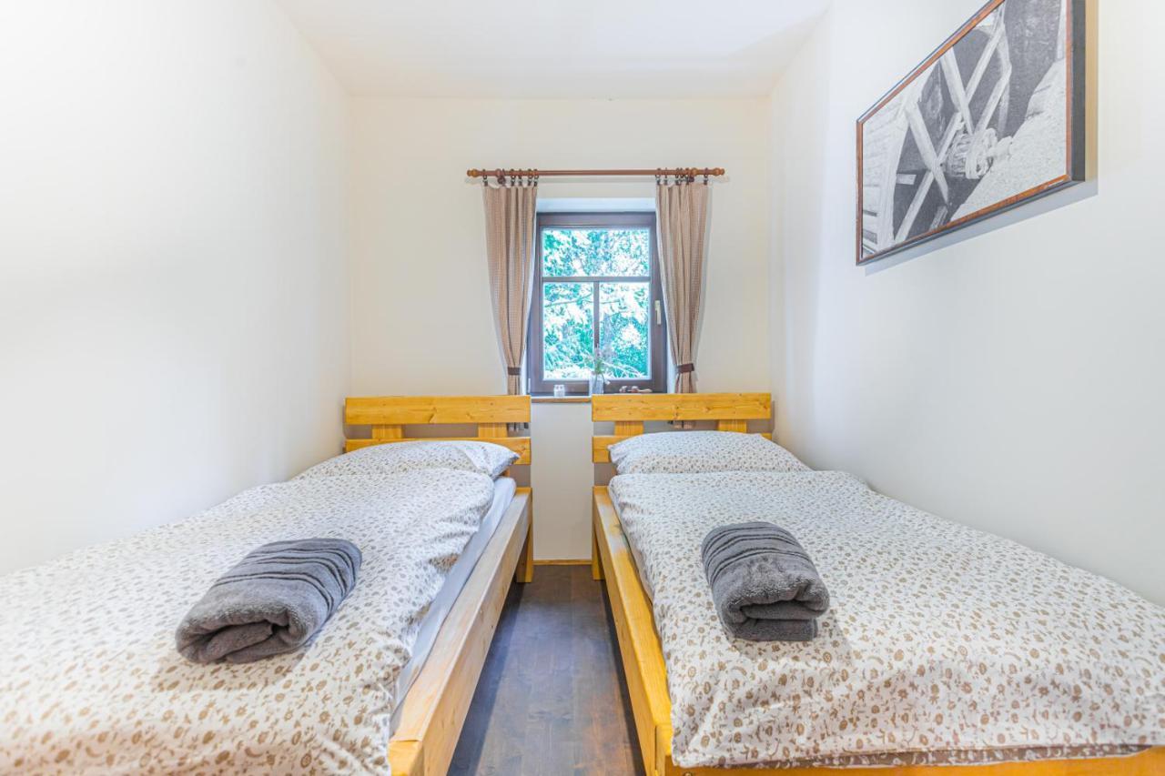Buskovsky Mlyn 1580 Hotell Dolní Bousov Exteriör bild