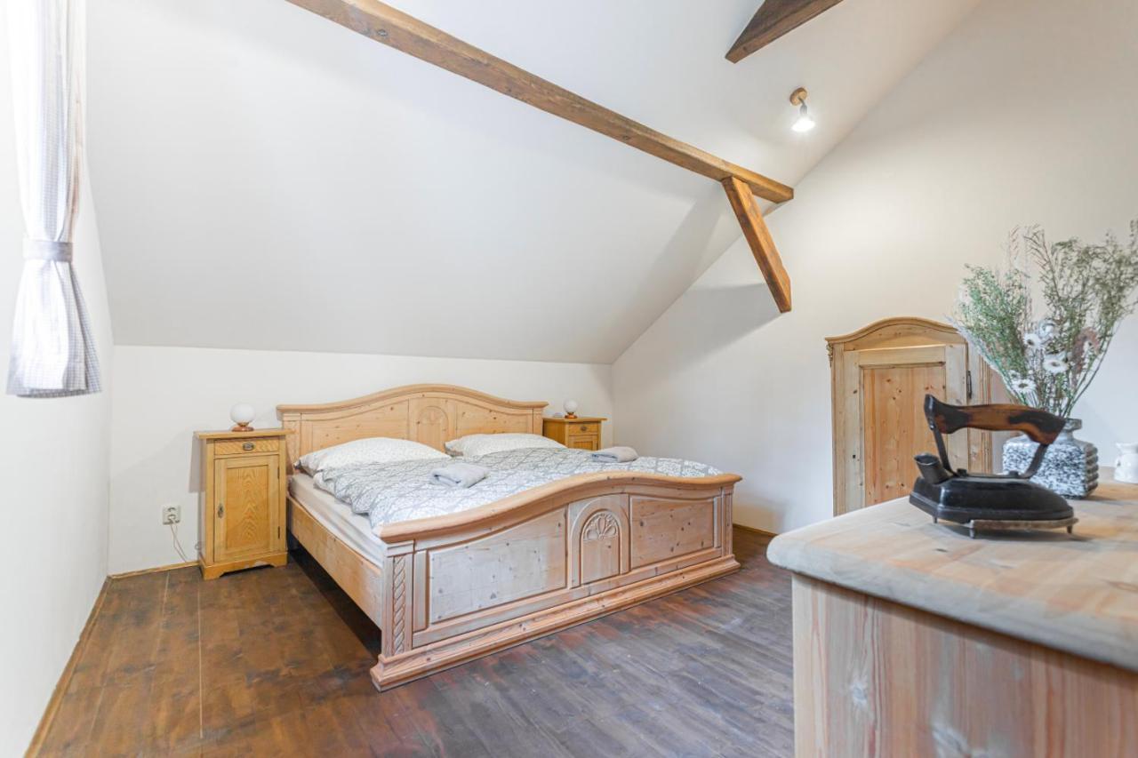 Buskovsky Mlyn 1580 Hotell Dolní Bousov Exteriör bild