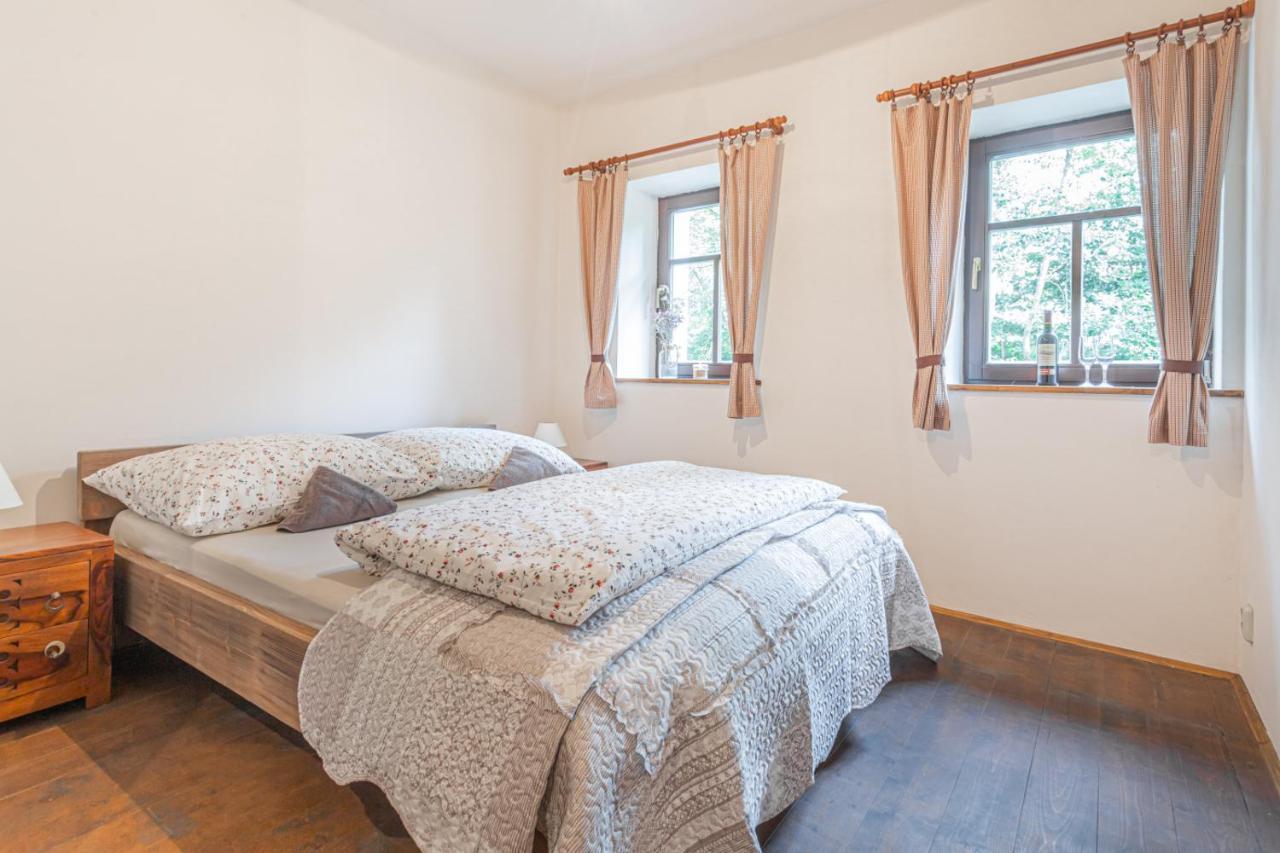 Buskovsky Mlyn 1580 Hotell Dolní Bousov Exteriör bild