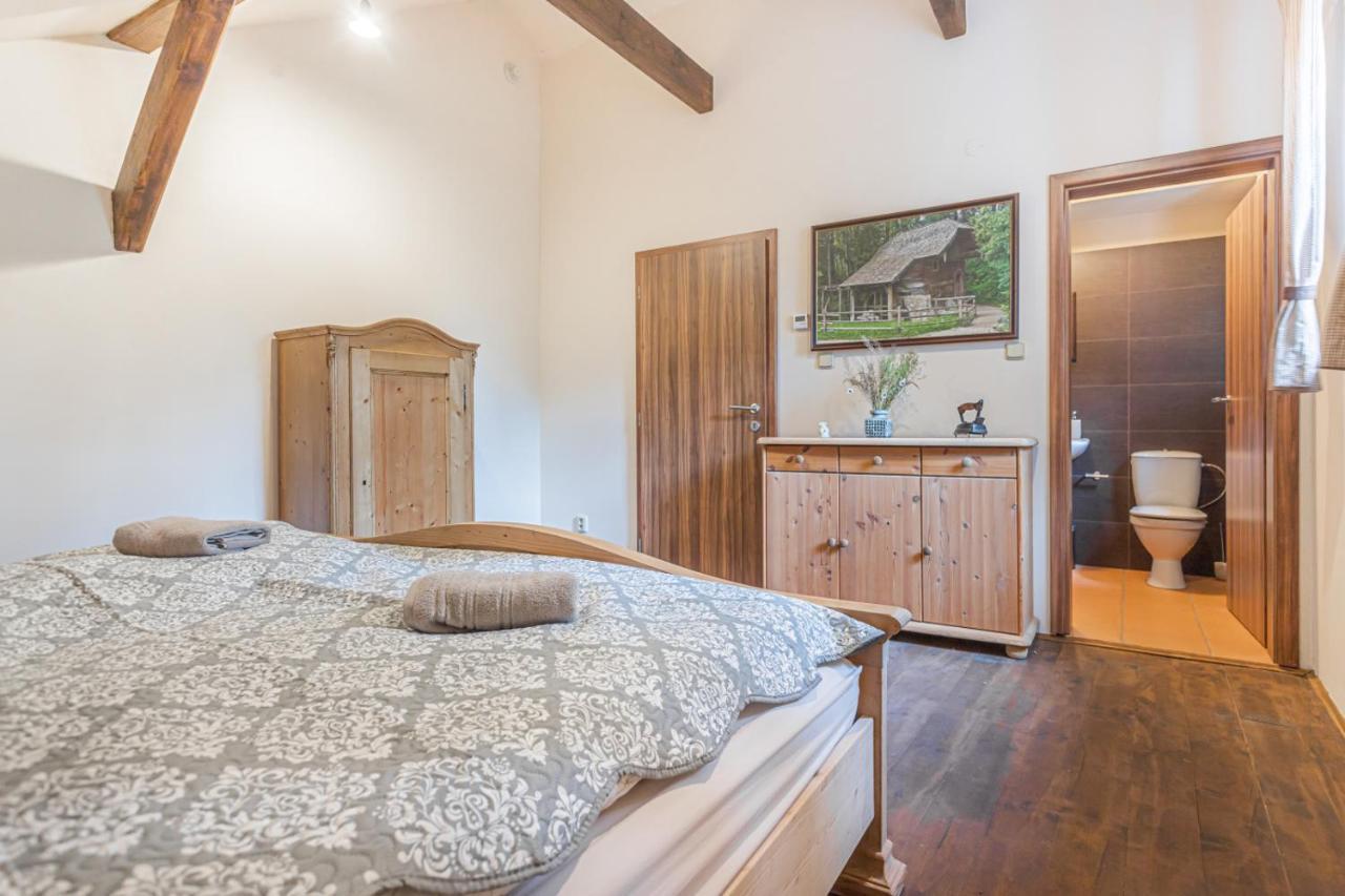 Buskovsky Mlyn 1580 Hotell Dolní Bousov Exteriör bild