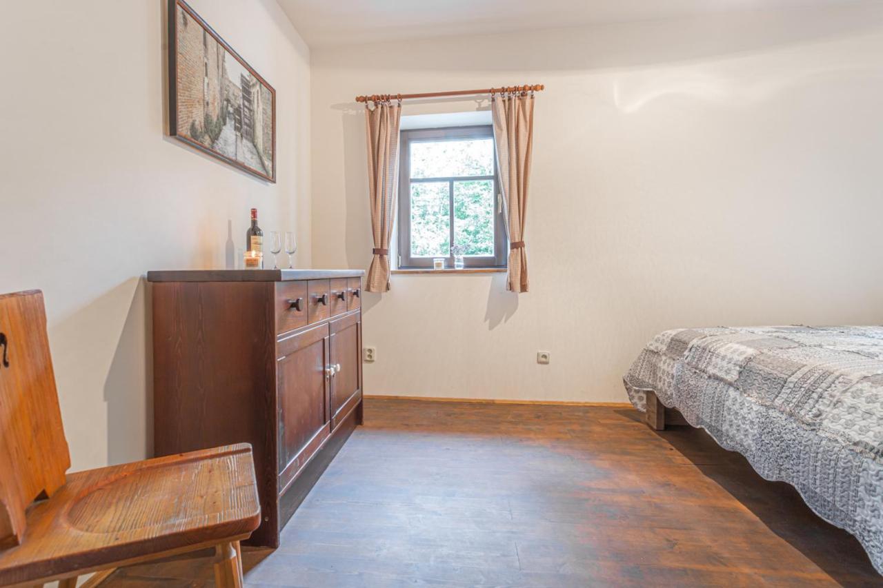 Buskovsky Mlyn 1580 Hotell Dolní Bousov Exteriör bild