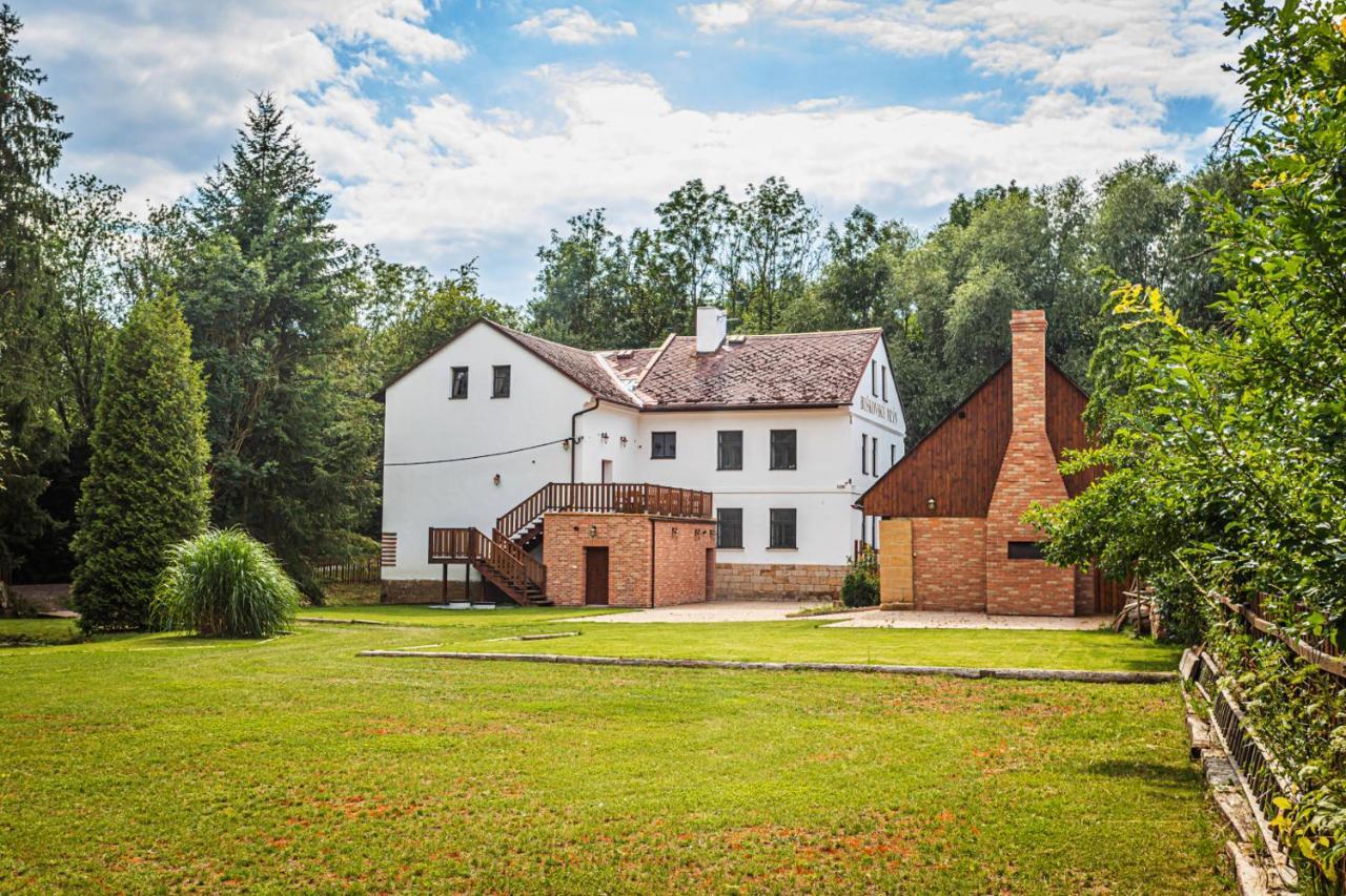 Buskovsky Mlyn 1580 Hotell Dolní Bousov Exteriör bild