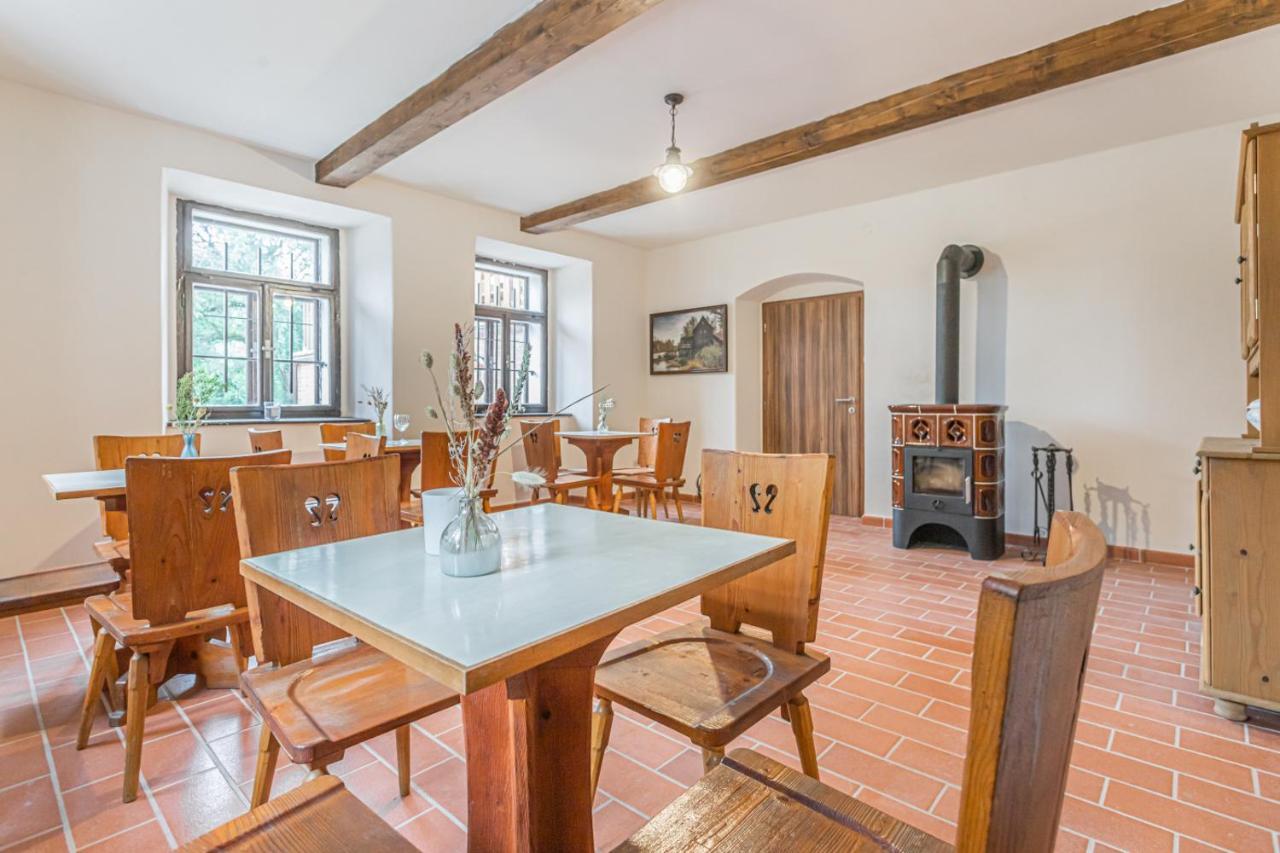 Buskovsky Mlyn 1580 Hotell Dolní Bousov Exteriör bild