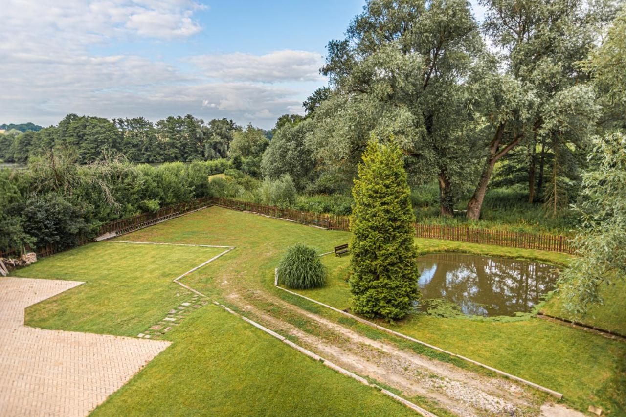 Buskovsky Mlyn 1580 Hotell Dolní Bousov Exteriör bild