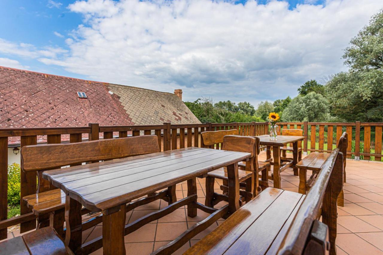 Buskovsky Mlyn 1580 Hotell Dolní Bousov Exteriör bild
