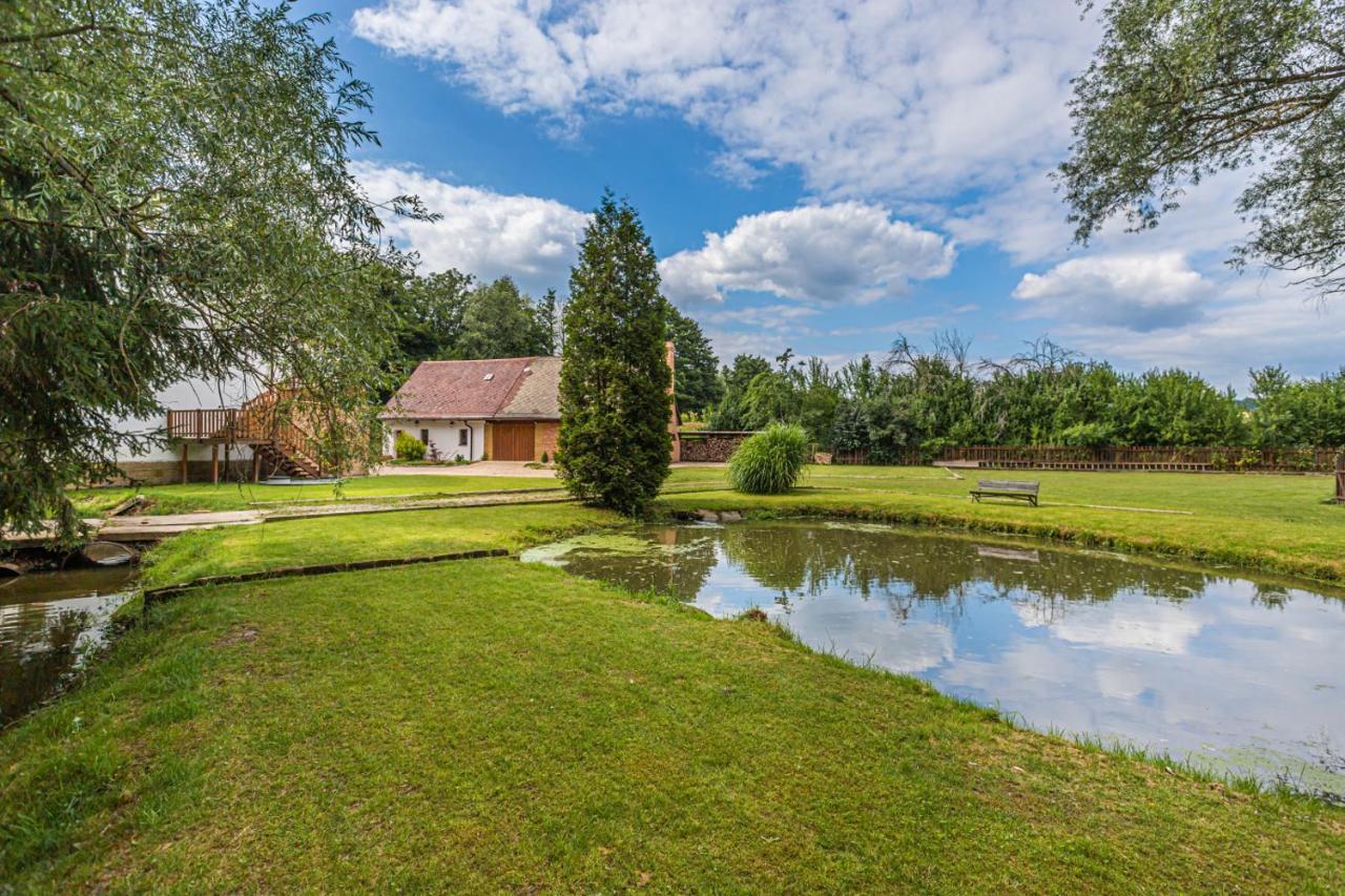 Buskovsky Mlyn 1580 Hotell Dolní Bousov Exteriör bild