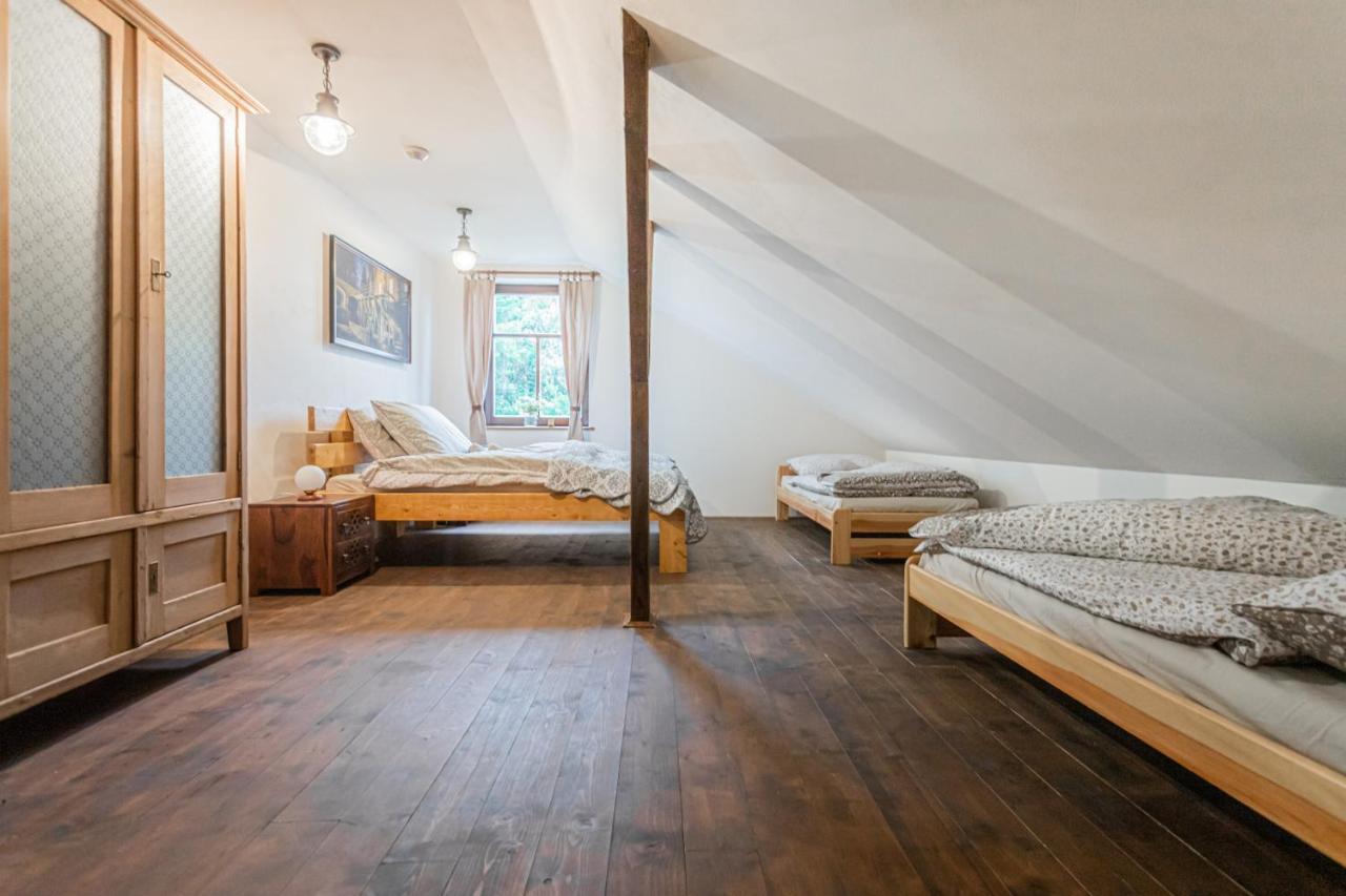 Buskovsky Mlyn 1580 Hotell Dolní Bousov Exteriör bild