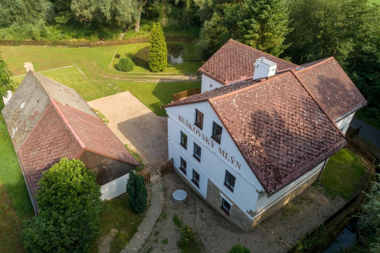 Buskovsky Mlyn 1580 Hotell Dolní Bousov Exteriör bild
