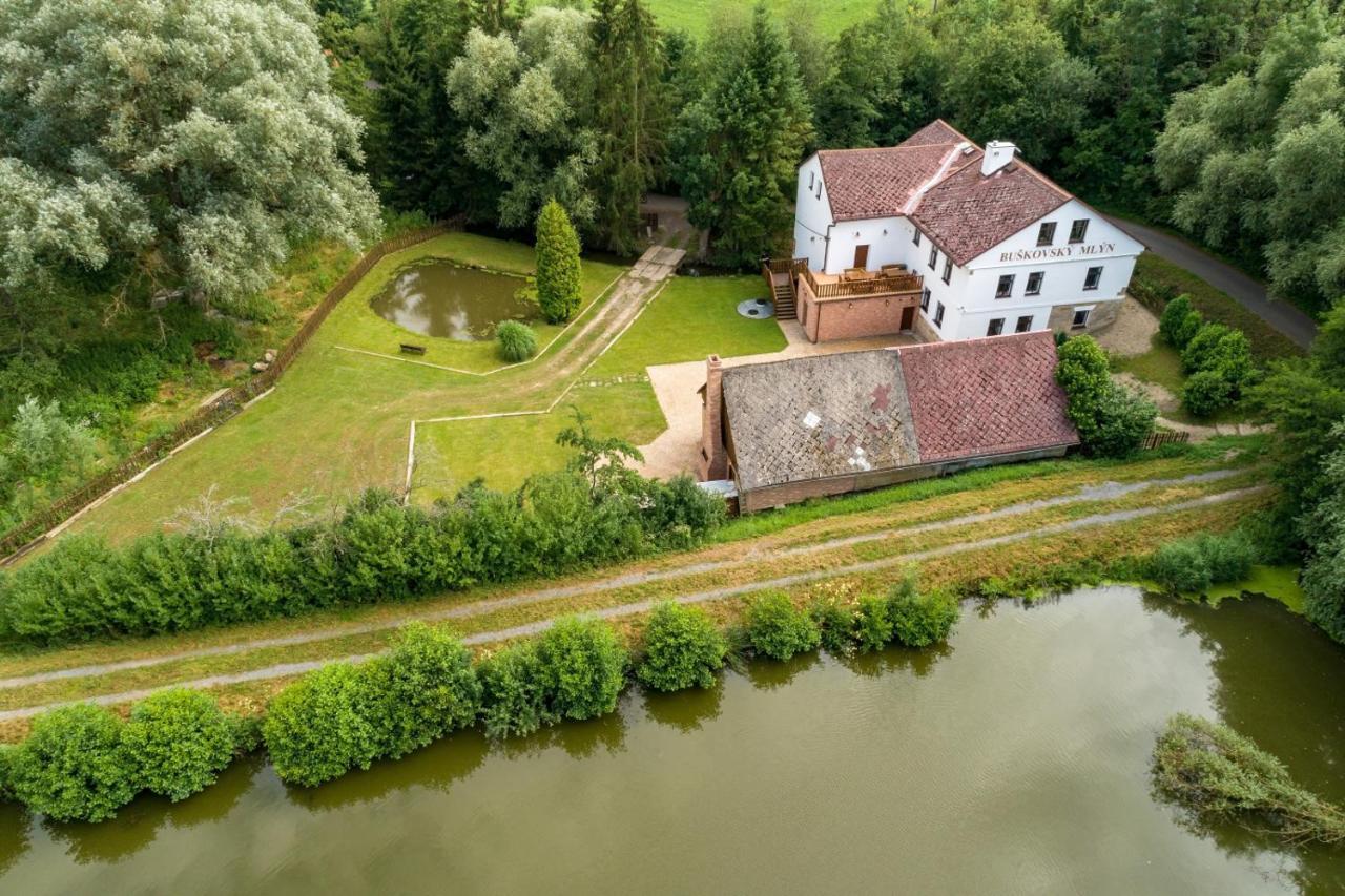 Buskovsky Mlyn 1580 Hotell Dolní Bousov Exteriör bild
