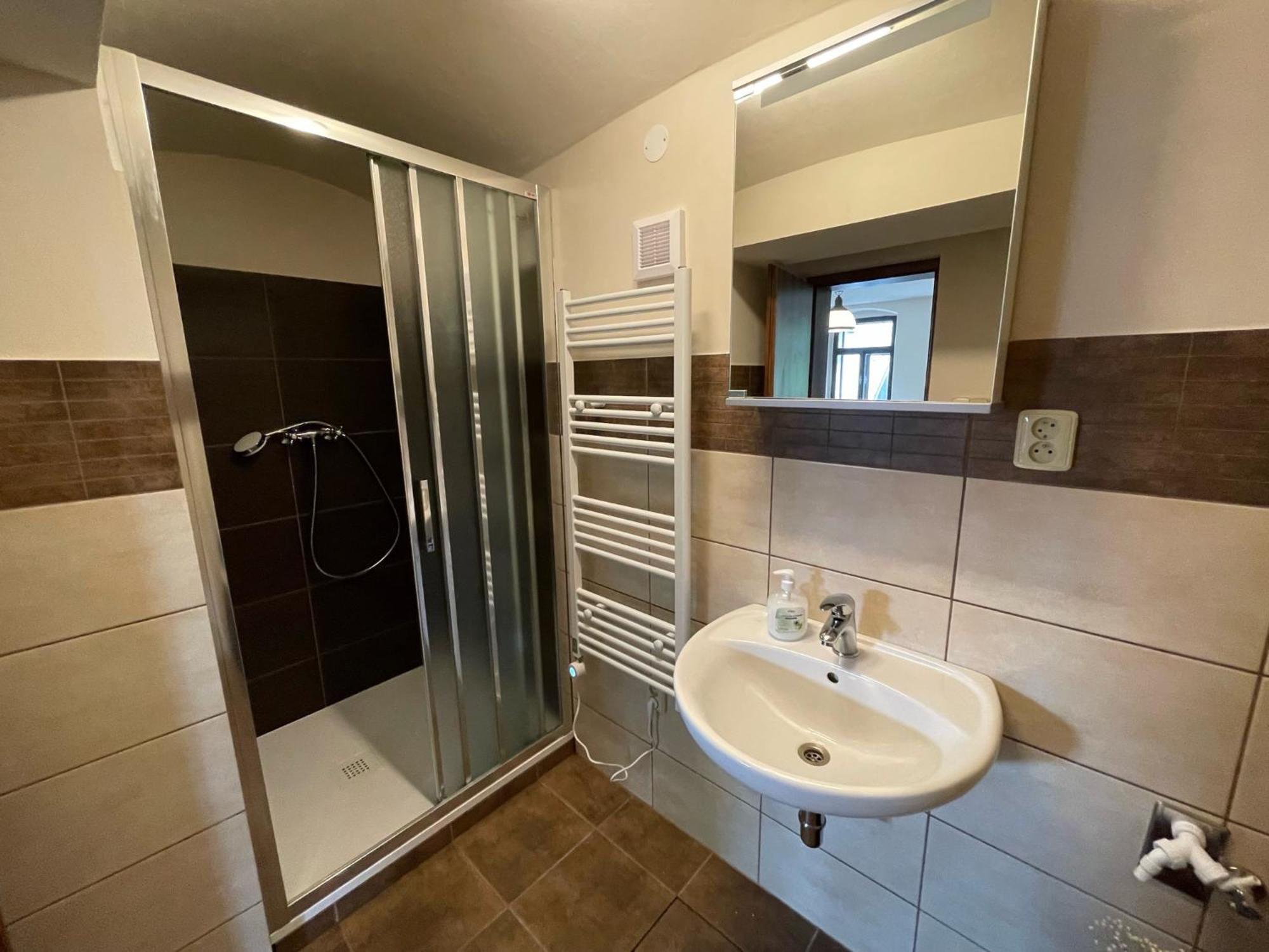 Buskovsky Mlyn 1580 Hotell Dolní Bousov Rum bild